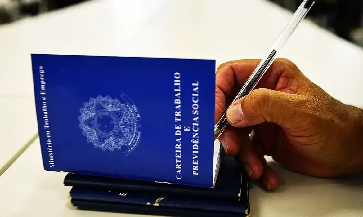 Remuneração média e massa salarial caem 1° semestre, diz Rais