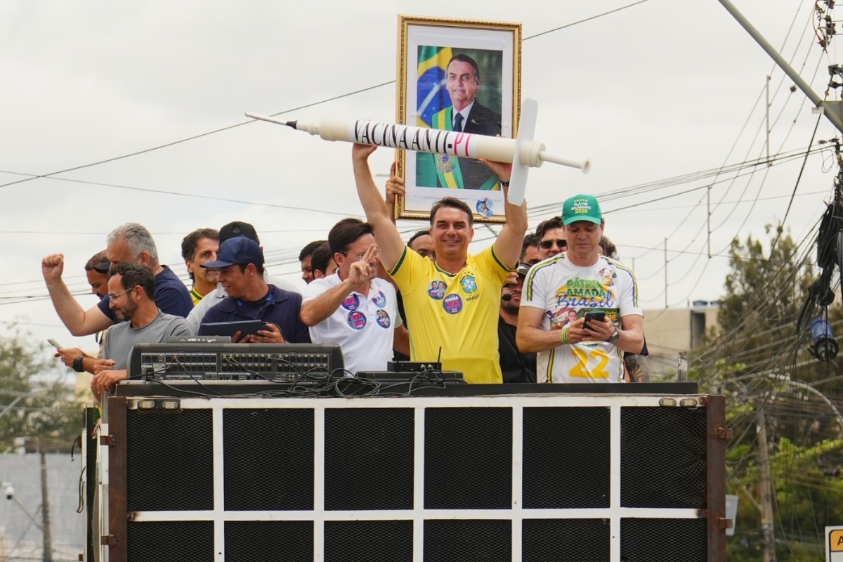 Mente todo dia e quer ser presidente: Flávio já cansa o Brasil