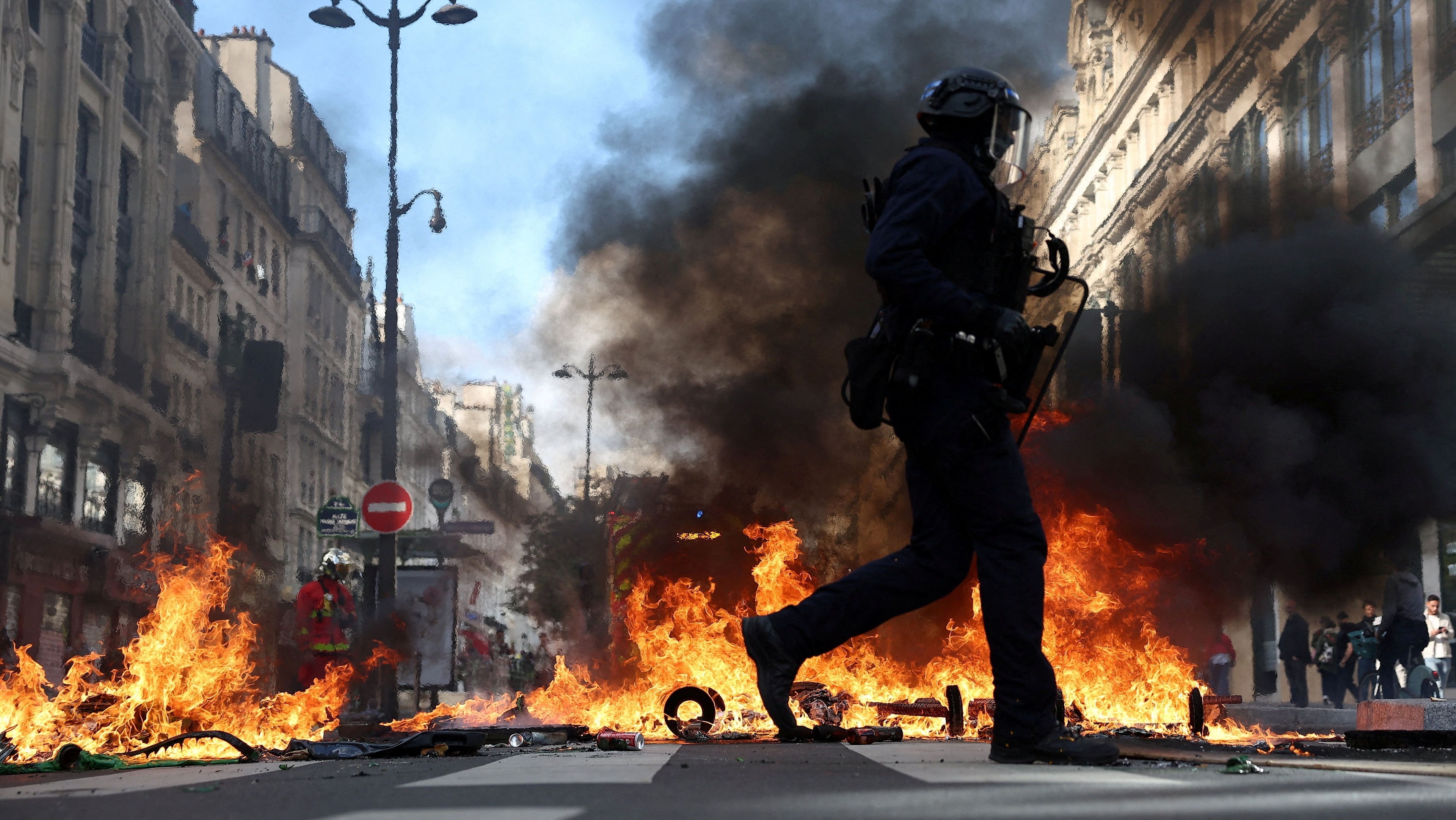 França mobilizará 70 mil policiais para conter protestos no Halloween