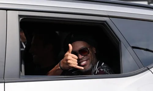Ronaldinho Gaúcho volta ao futebol e é anunciado por clube da Itália