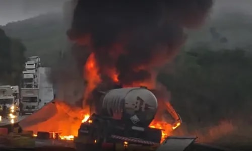 Carretas pegam fogo após colidirem em rodovia na Bahia
