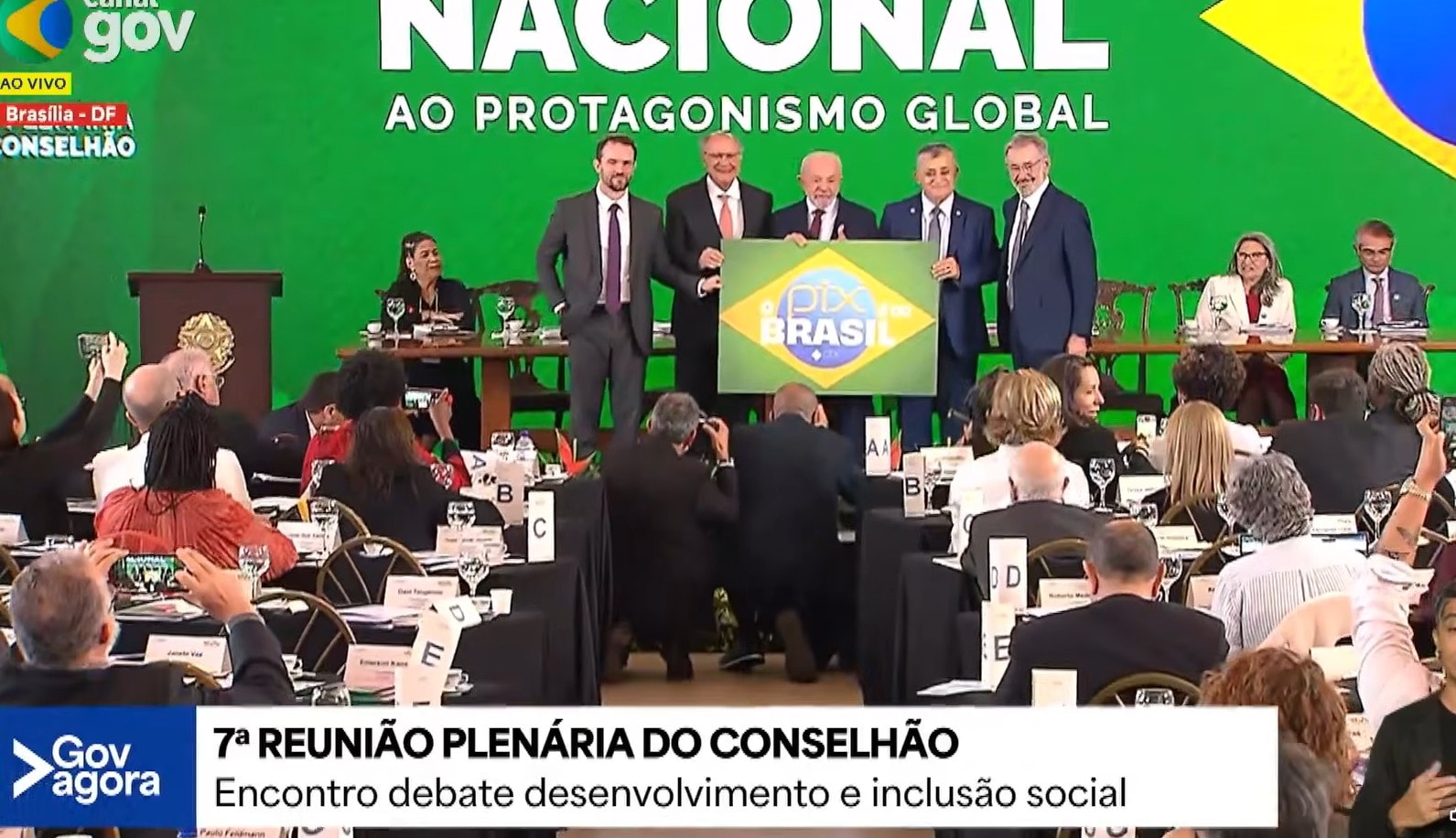Lula e ministros posam com placa em defesa do Pix no Conselhão