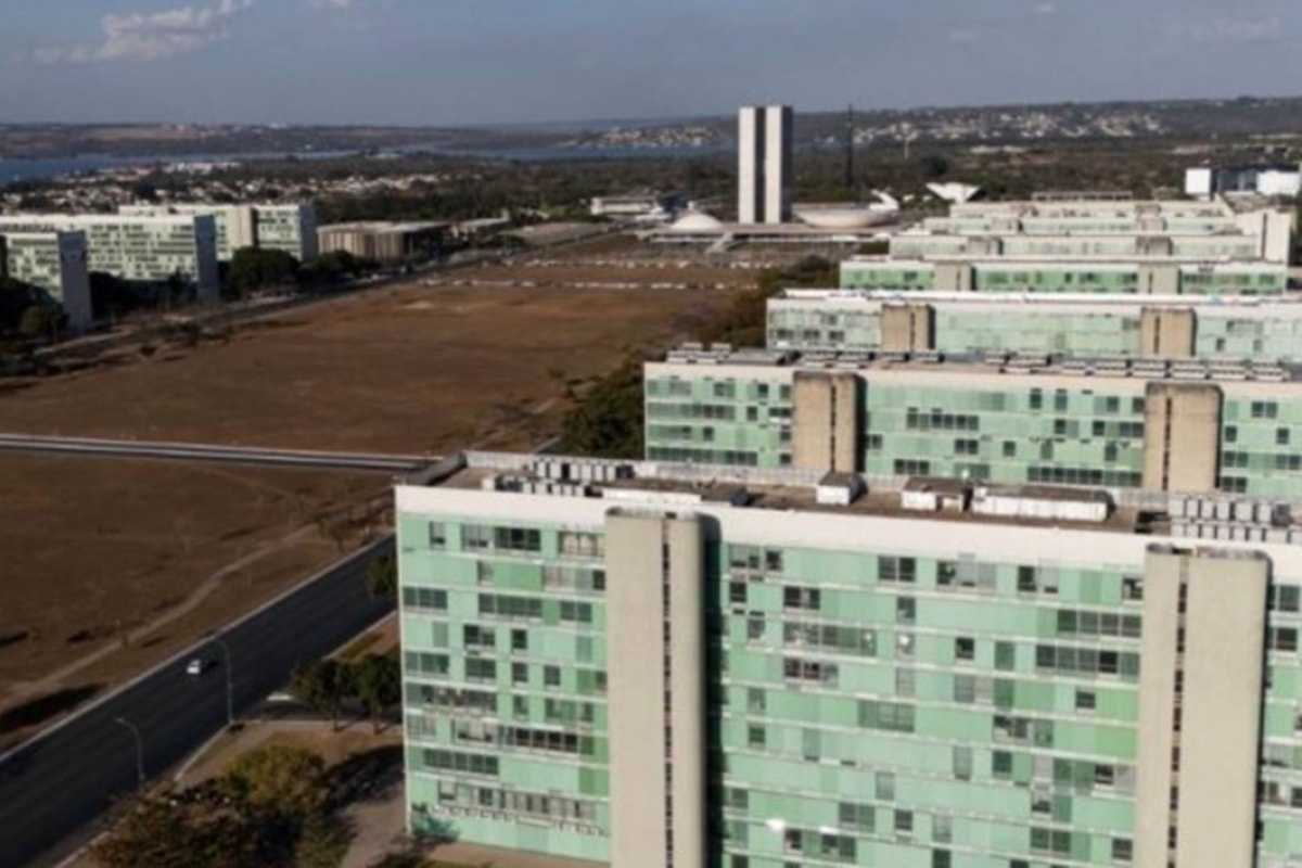 Governo federal prevê superávit efetivo de até R$ 20 bilhões em 2027