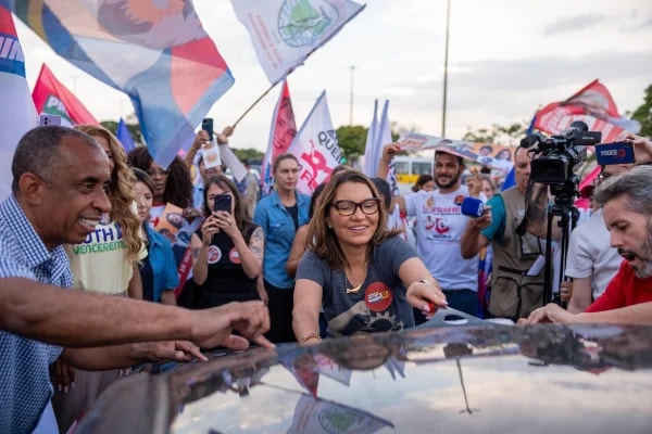 Janja e Leandro Grass participam de adesivaço no centro de Brasília