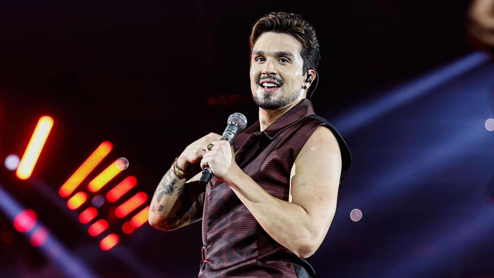 Filha de Luan Santana acompanha show do pai pela 1ª vez; veja