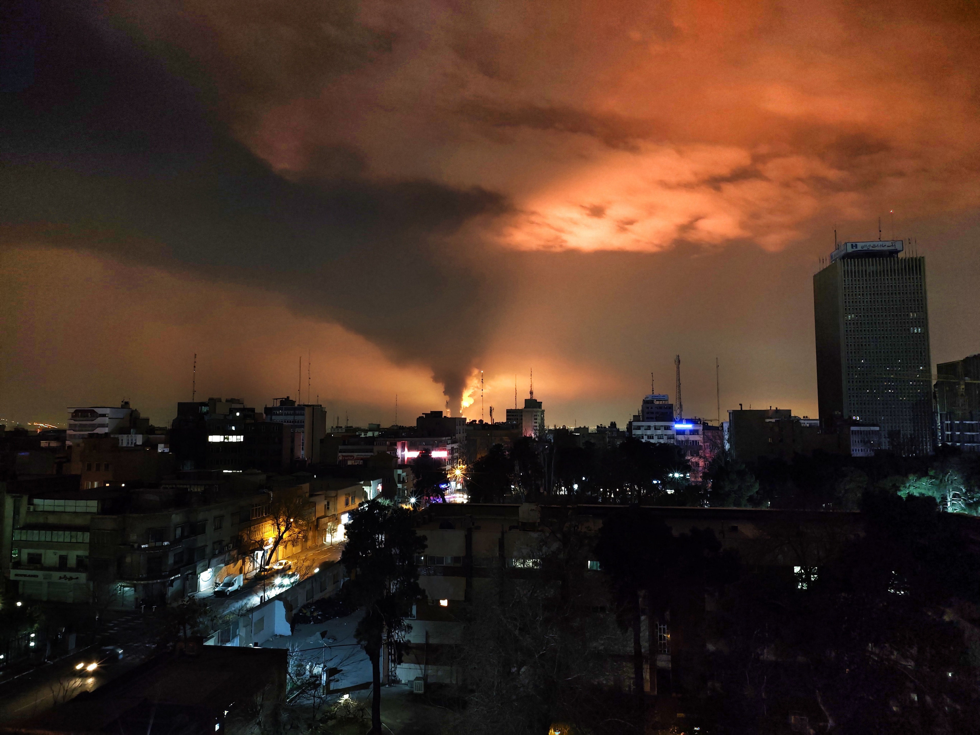 Moradores de Israel buscam abrigo após ataques iranianos