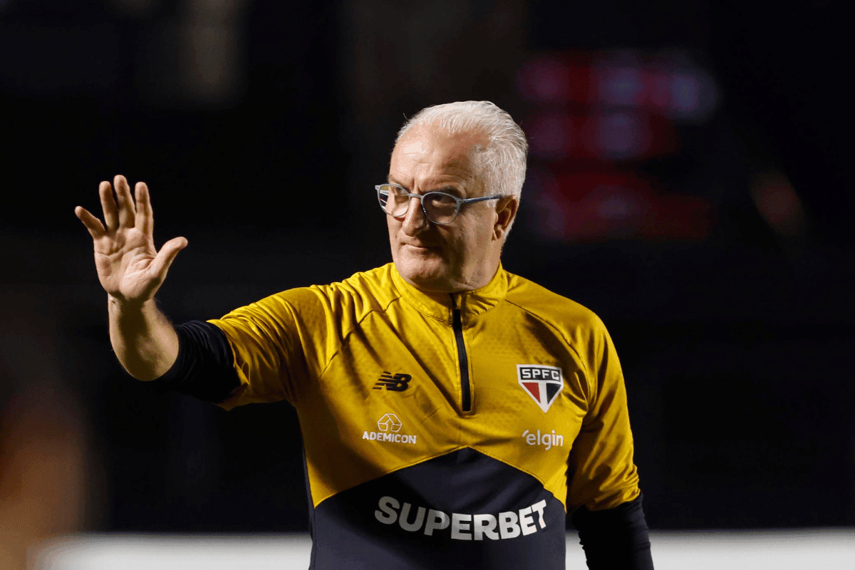 Dorival Júnior demonstra incômodo com irregularidade do São Paulo
