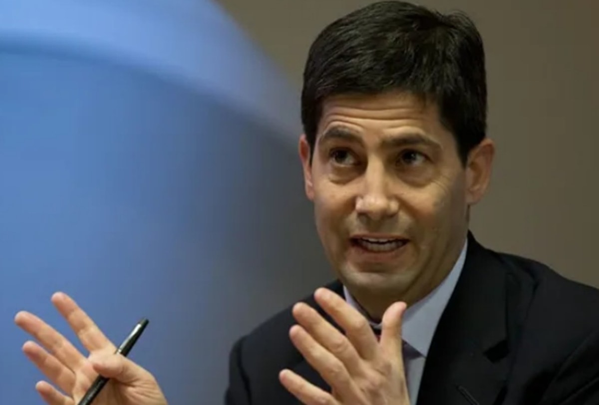 Dólar sobe forte à espera de discurso do presidente do BC americano