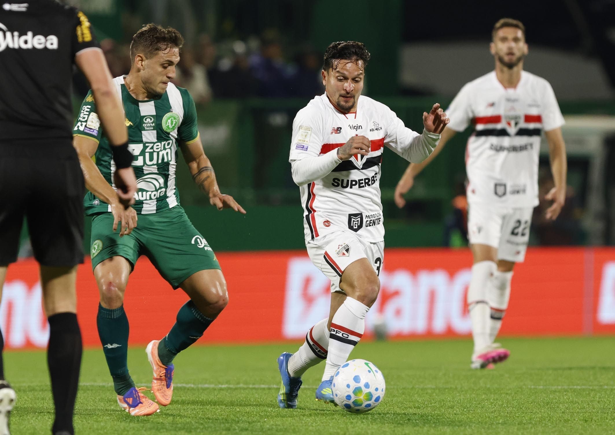São Paulo informa lesão de Calleri após derrota para a Chapecoense