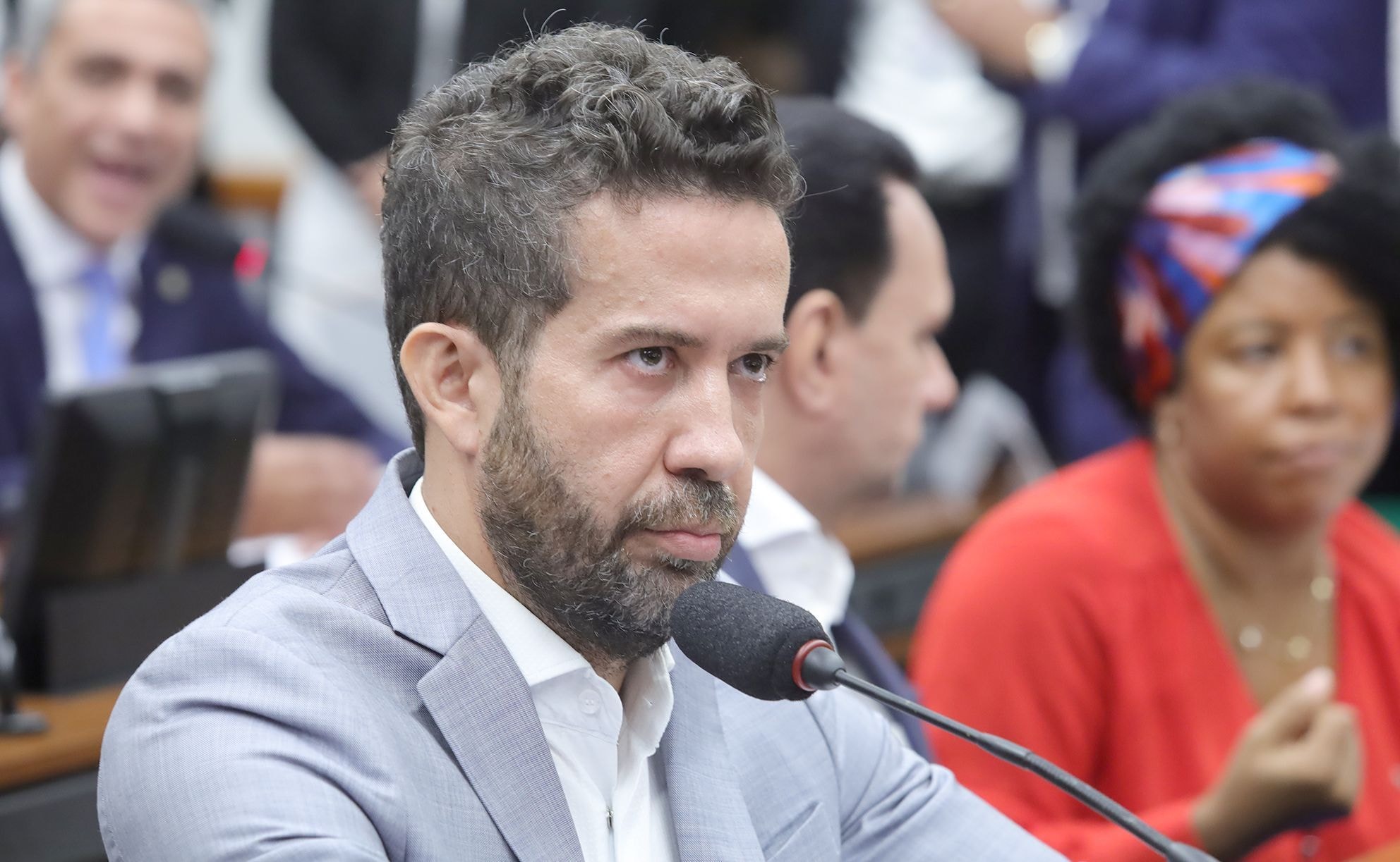 Janones tem quadro estável e deve ter alta em até 48h, diz boletim médico