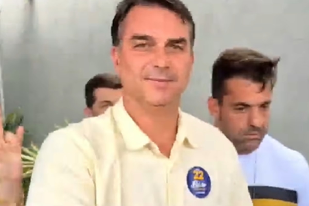 Mídia argentina diz que Flávio Bolsonaro só decolou agora para os EUA