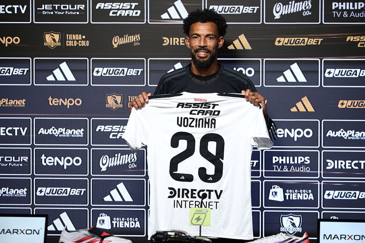 Vozinha é recebido por torcedores do Colo-Colo no Estádio Monumental