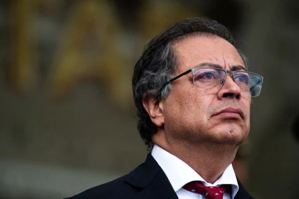 Espriella entrega “Livro da Verdade” com denúncias contra Petro