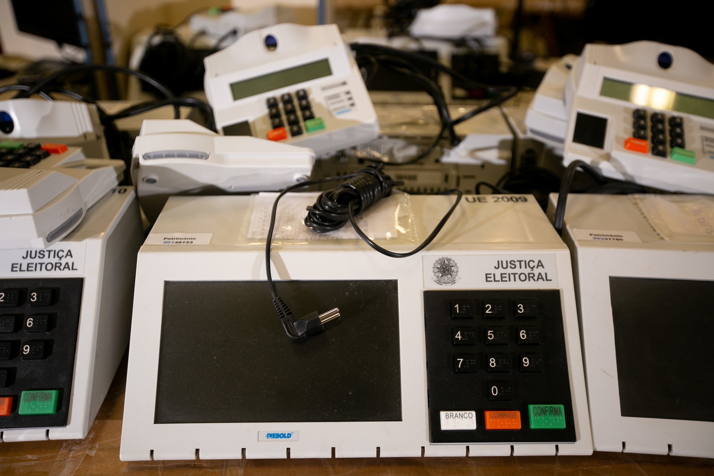 Nas primeiras horas de votação, 421 urnas já foram substituídas, diz TSE