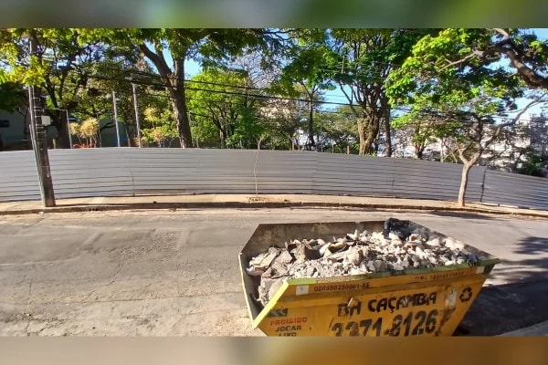 Praças de BH sofrem com reformas que não terminam e abandono