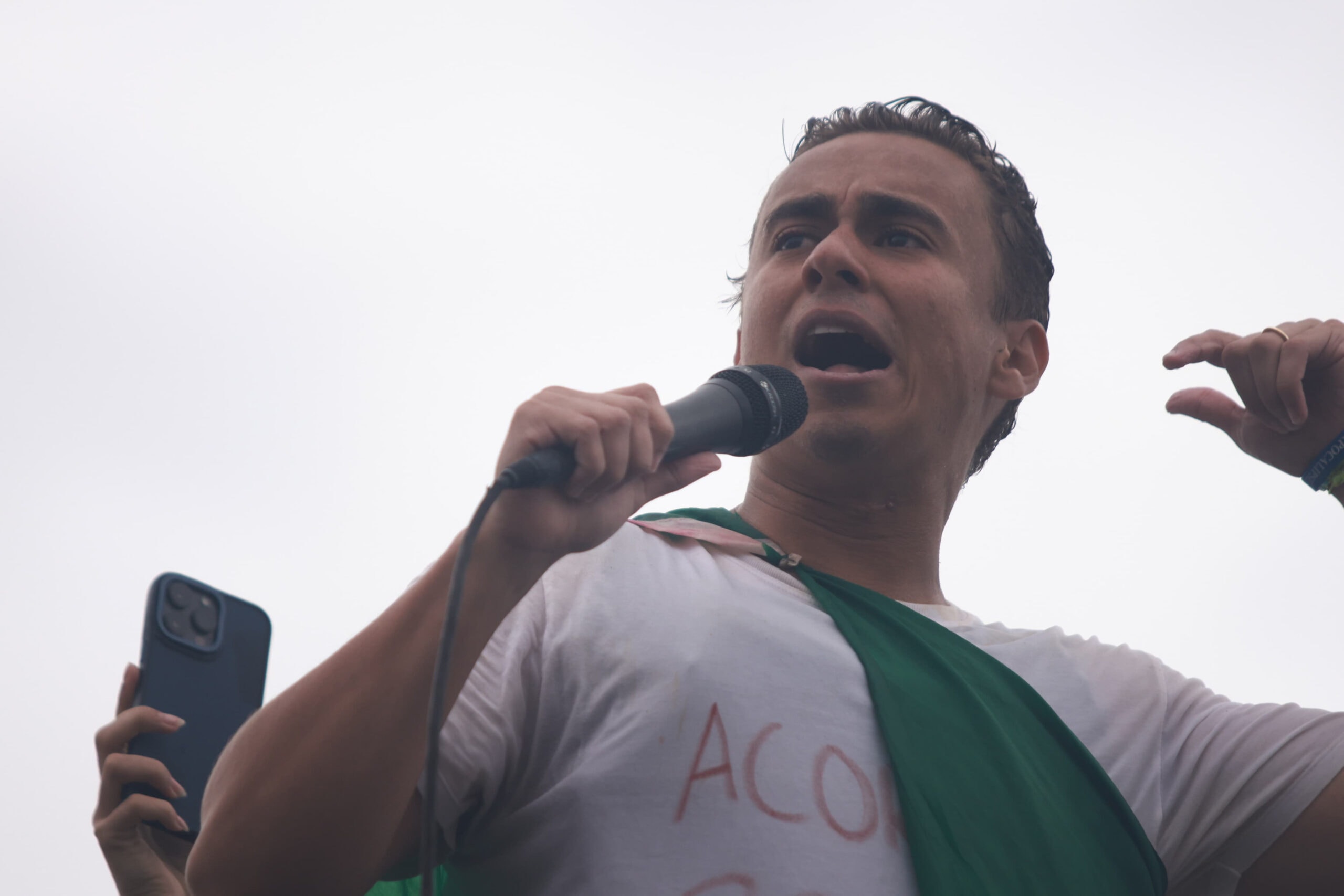 Nikolas bate próprio recorde de votos com 49,89% das urnas apuradas
