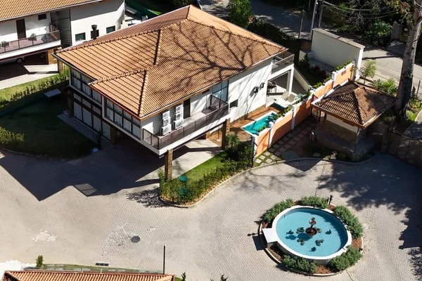 Cláudio Castro e sua adega de R$ 245 mil em mansão de Petrópolis