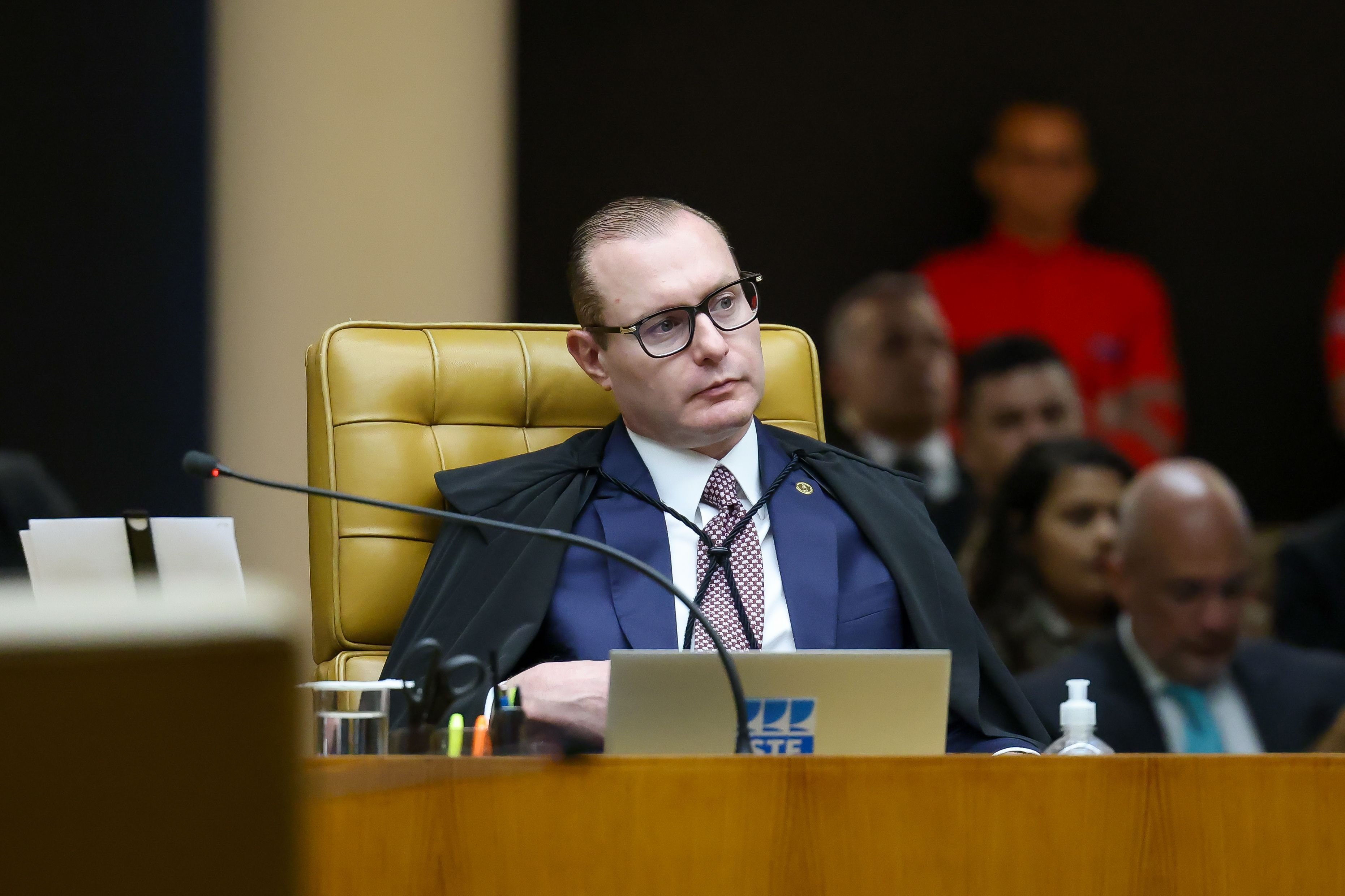 Edinho diz que suspender transporte é interferência no processo eleitoral