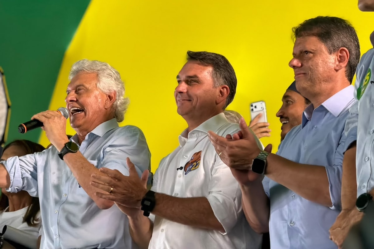 Sem máscaras: Flávio quer moldar o país à sua imagem