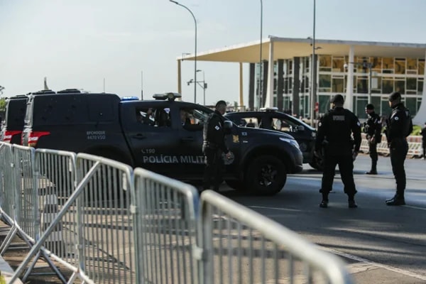 Faixas do Eixo Monumental em frente ao STF são bloqueadas para trânsito