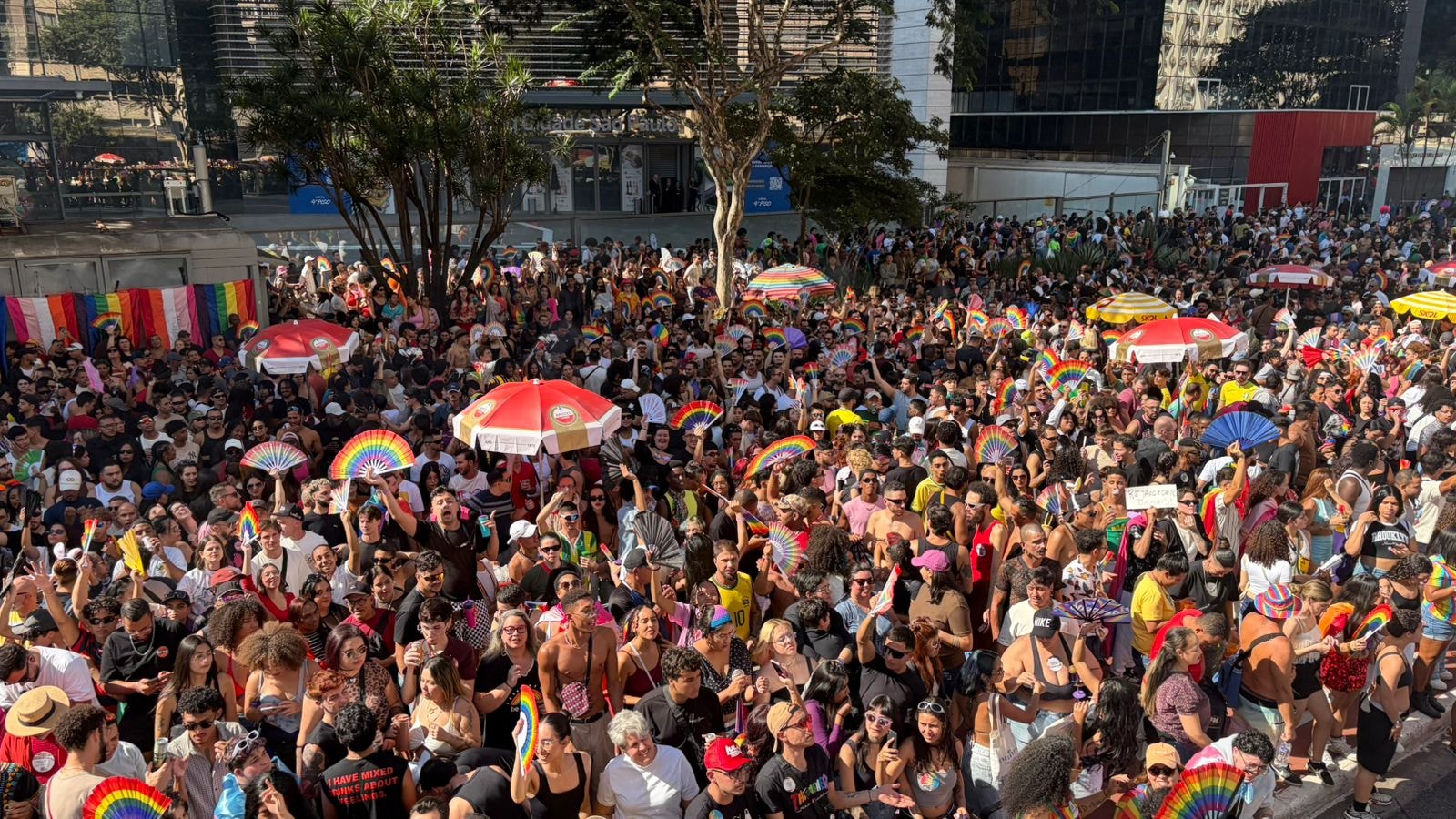 Parada LGBT+ de SP: 30ª edição do evento já reúne multidão na Paulista