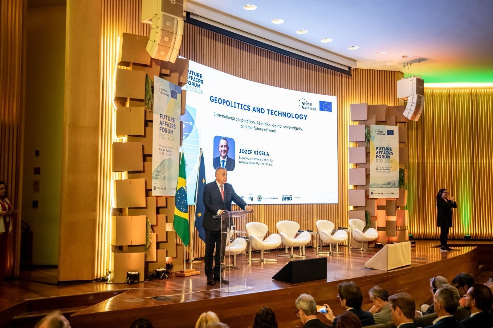 João Campos defende articulação para atrair investimentos a PE
