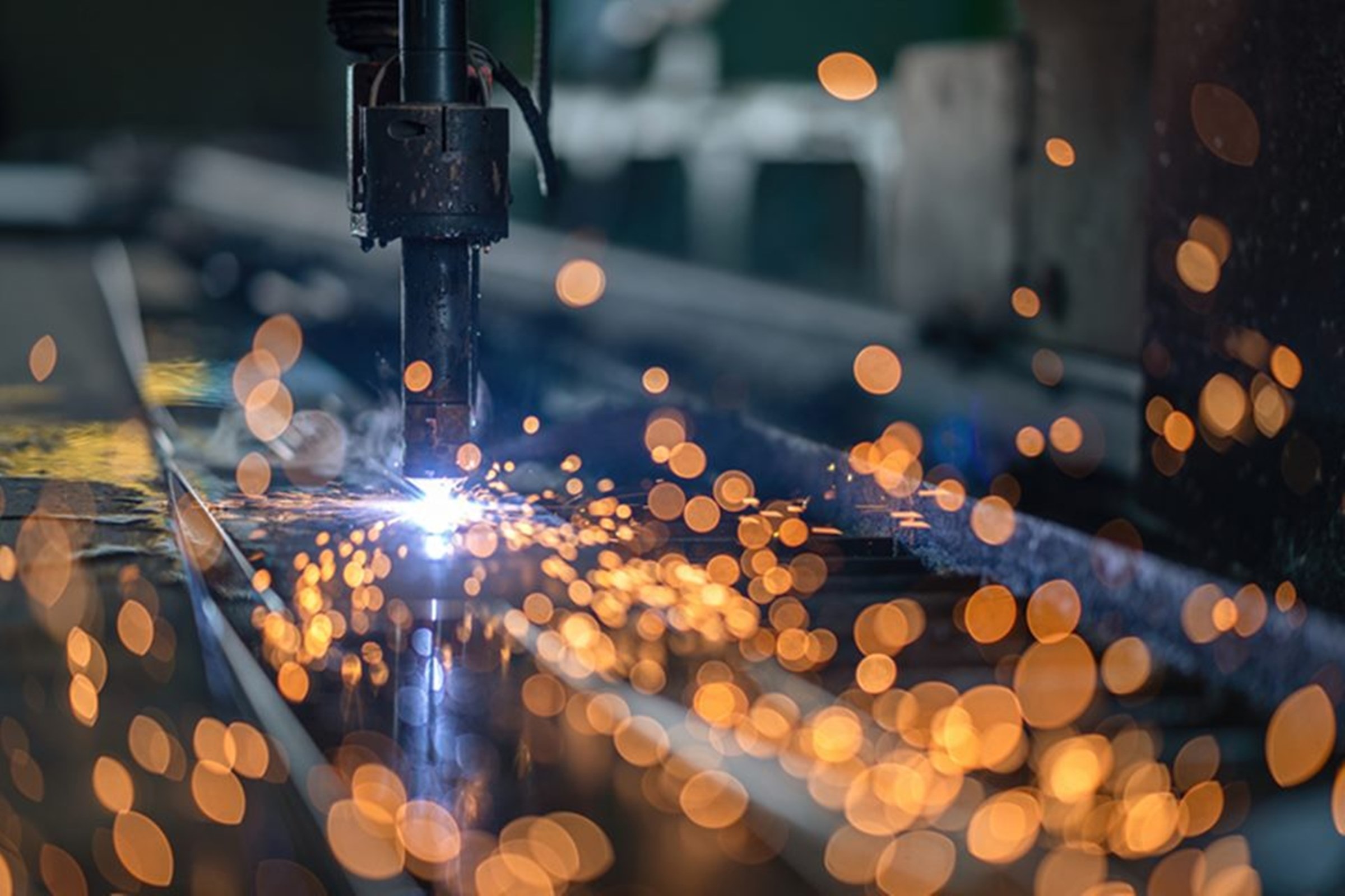 Com 1,9 milhão de empresas, Serviços empregou 15,9 milhões em 2024