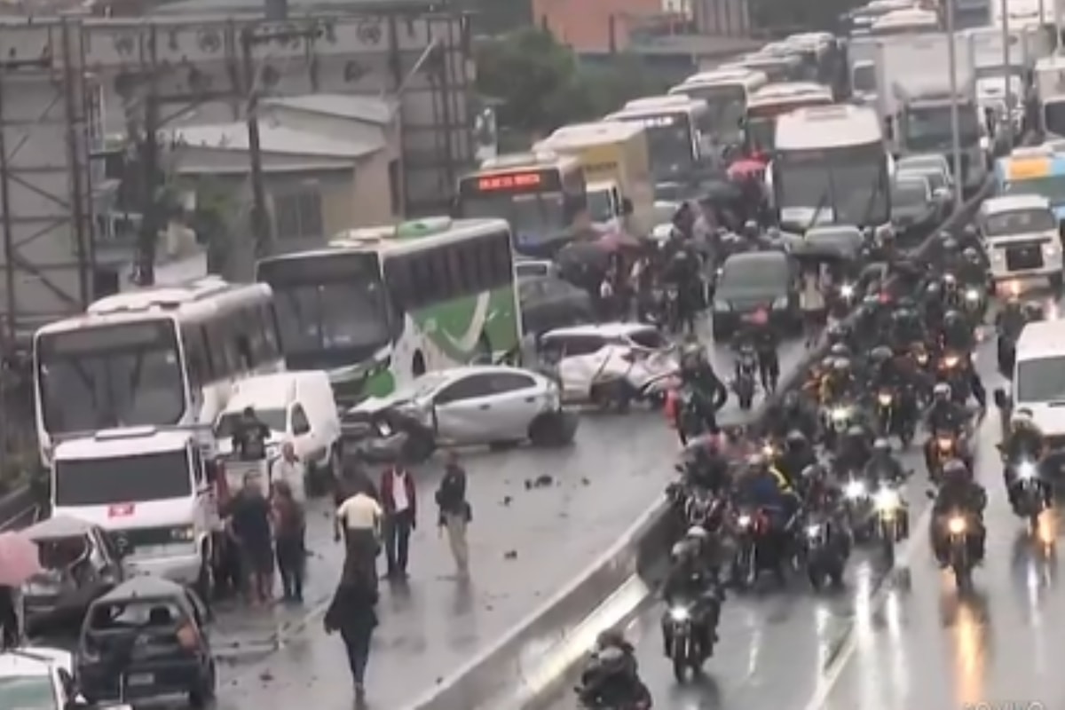 Motorista de ônibus infarta, morre ao dirigir e arrasta 22 veículos no Rio