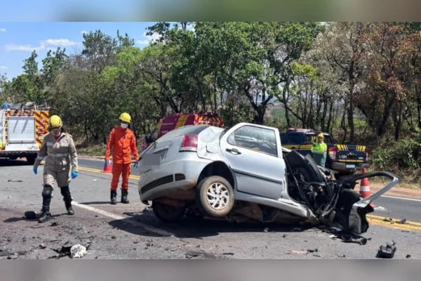 Mulher morre após ficar presa às ferragens em acidente com carro e caminhão