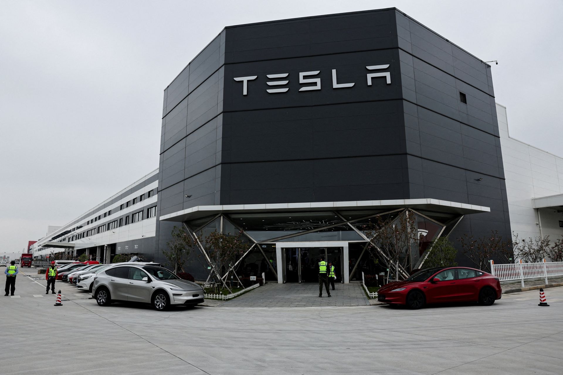 Tesla supera em lucro e melhora fluxo de caixa apesar de investimentos em IA