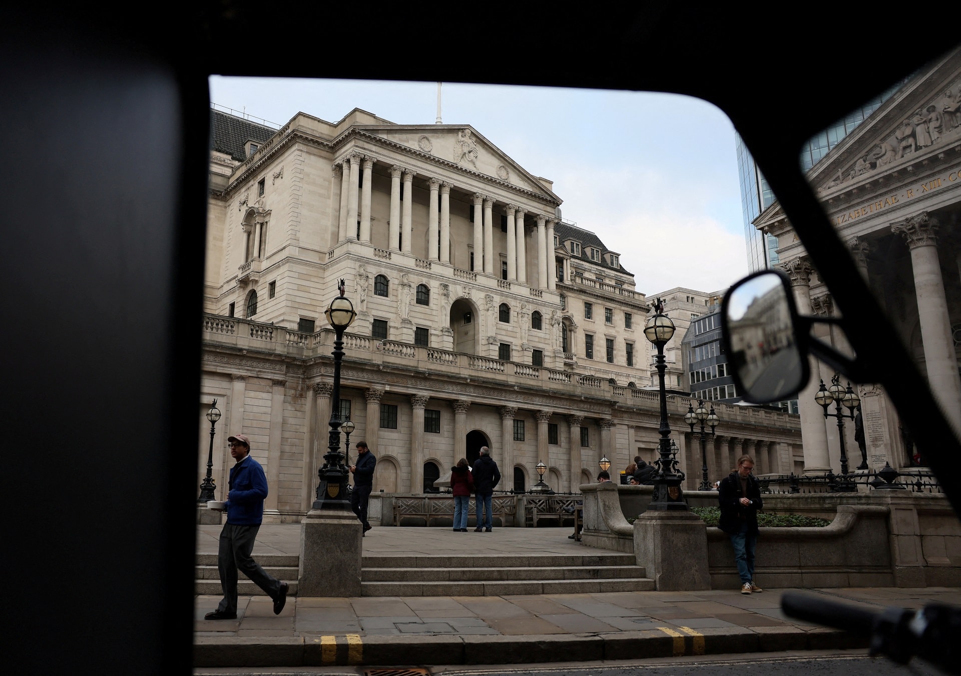 Banco da Inglaterra soa alarme sobre inflação ao manter taxa de juros