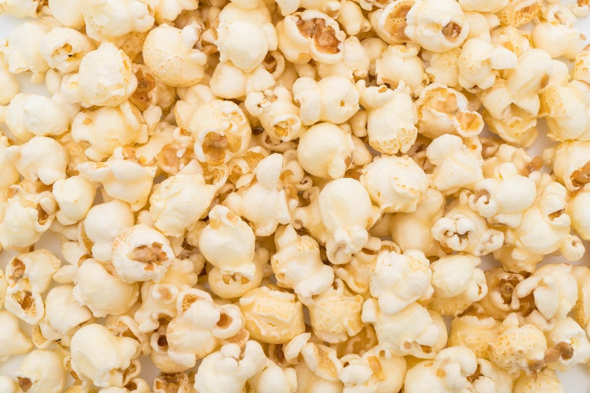 Pipoca não é low carb, mas pode ser "amiga" da dieta; nutri ensina como