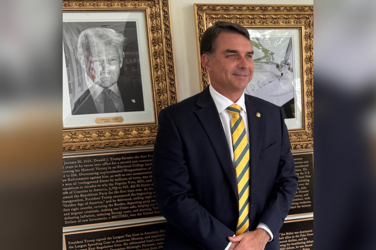 Eduardo Bolsonaro posta foto de Flávio ao lado de retrato de Trump