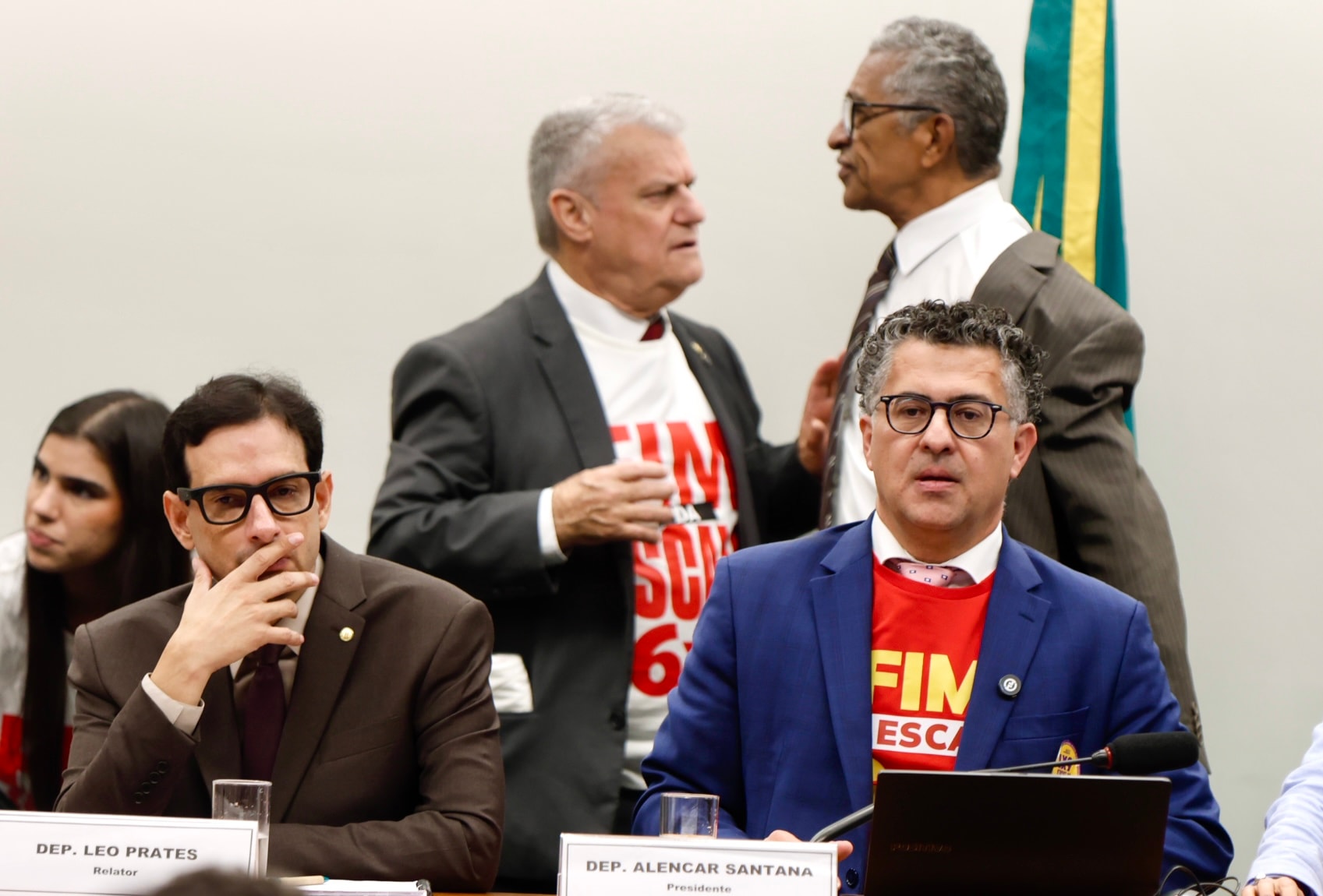Fim da 6 X 1: deputados distribuem adesivos e camisetas em sessão