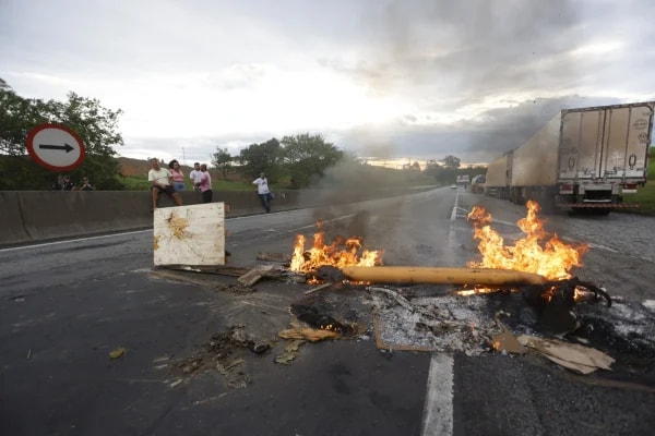Governo aciona AGU após ameaça de paralisação dos caminhoneiros