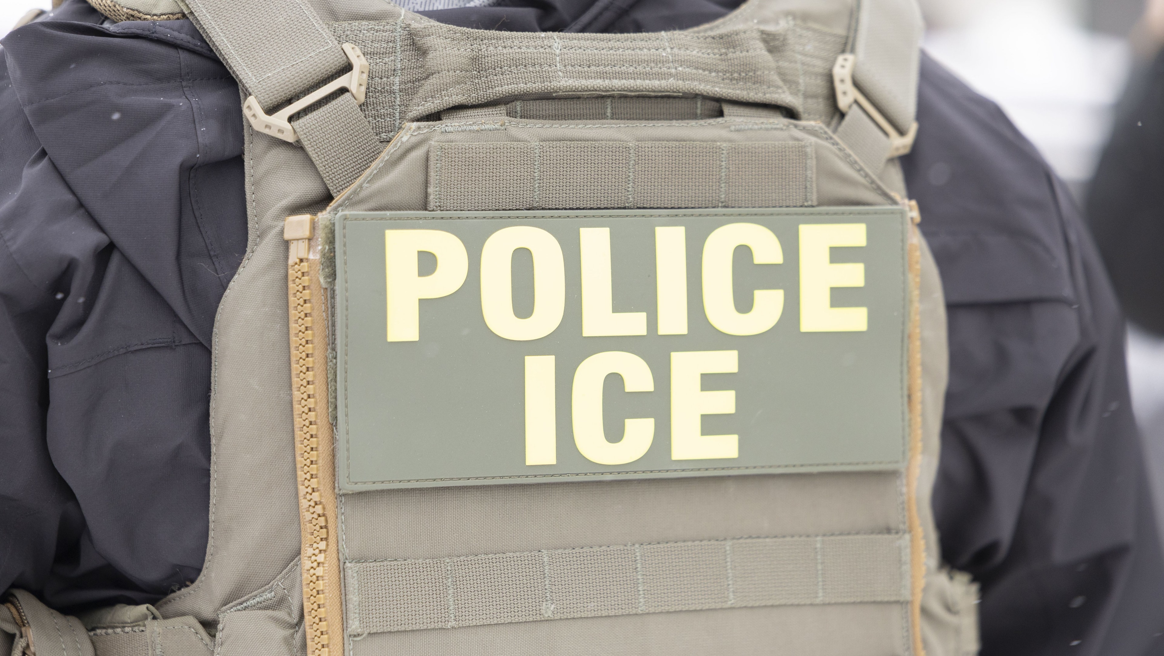 Agente do ICE enfrenta acusação federal por mentir sobre morte de imigrante