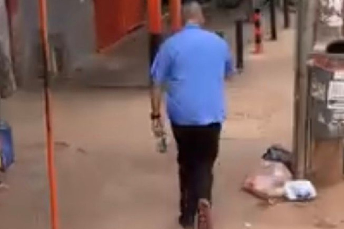 Motorista de ônibus persegue passageiro com garrafa após provocação. Veja vídeo