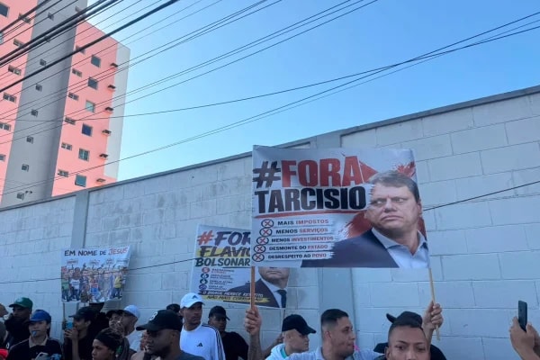 Flávio Bolsonaro é recebido com protesto na zona leste de SP