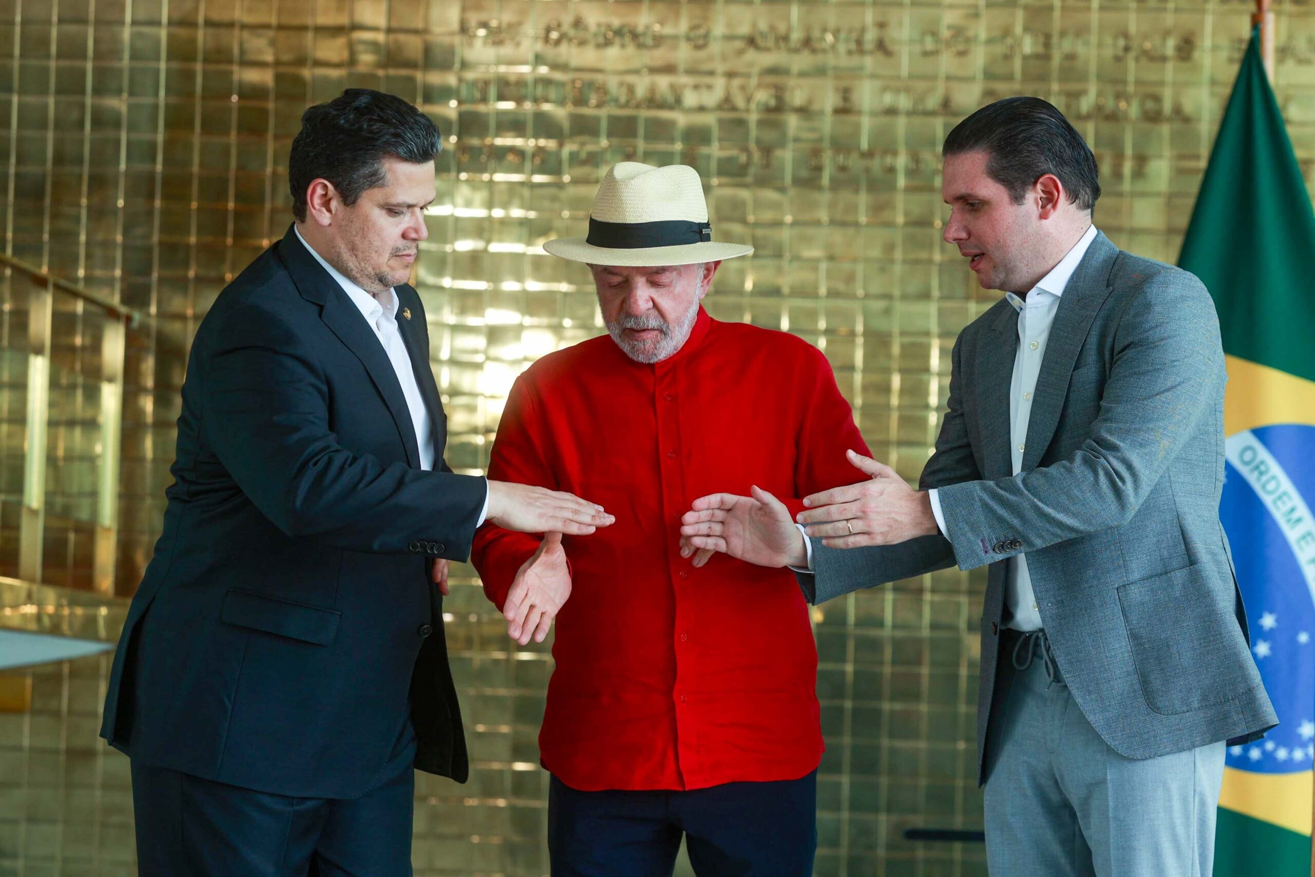 Lula recebe Motta e Alcolumbre após a vitória nas urnas