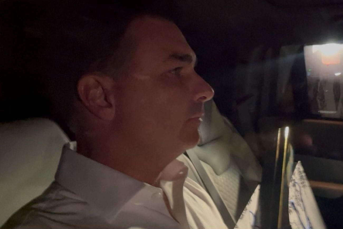 Flávio Bolsonaro deixa reunião após vazamento de conversas com Vorcaro. Veja vídeo