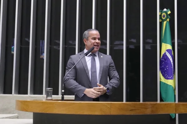 Após declarar R$ 10 mil, Fred Linhares compra carros de luxo e mansão avaliados em R$ 6 milhões