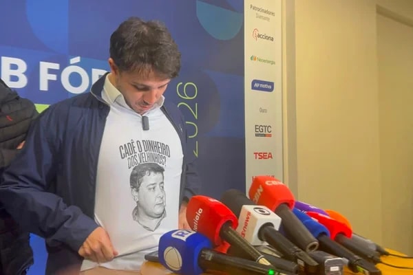 Renan Santos vai à evento em SP com Lulinha estampado na camiseta