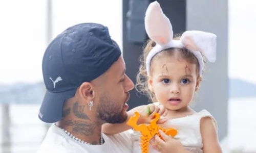 Neymar ignora polêmica e se declara para filha com Amanda Kimberlly