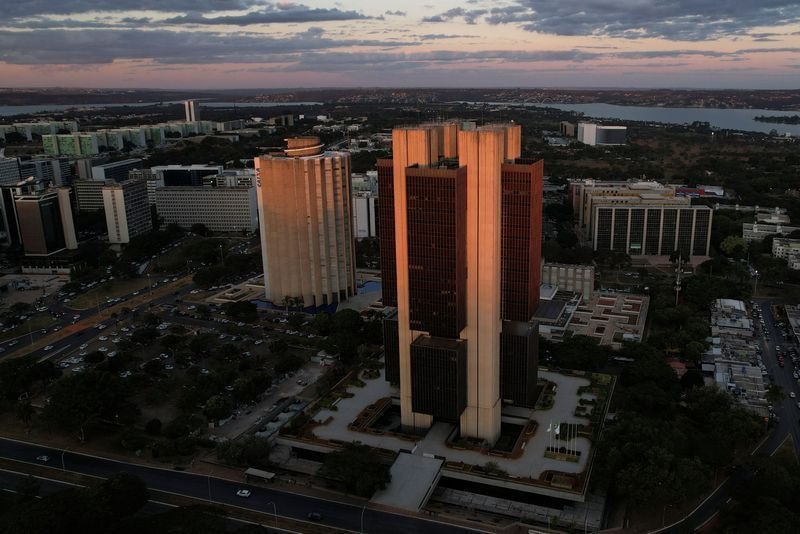 Mercado vê inflação a 4,99% em 2026 e projeta crescimento econômico menor
