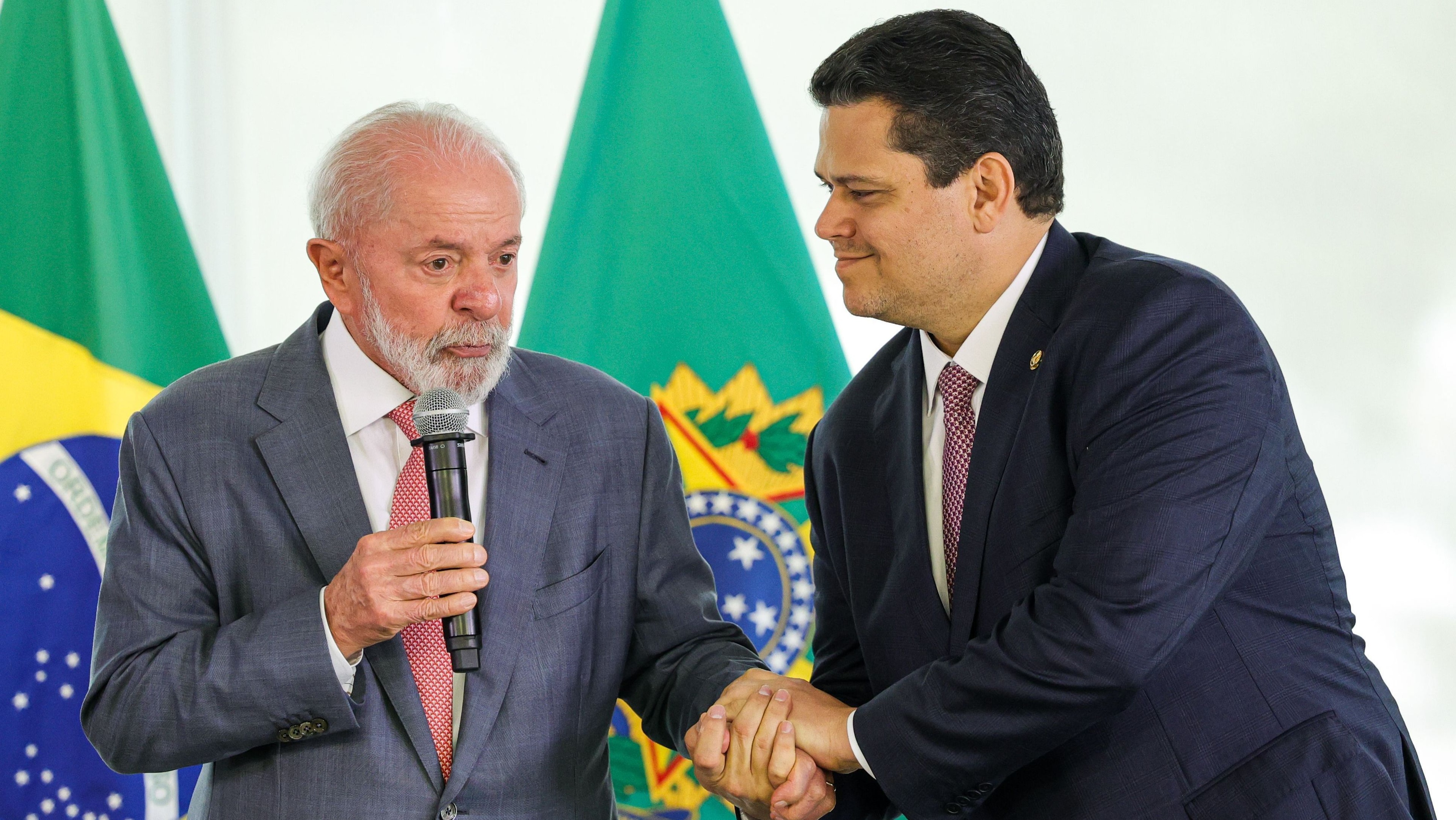 Alcolumbre evita cravar votação da 6×1 e diz que vai ouvir senadores