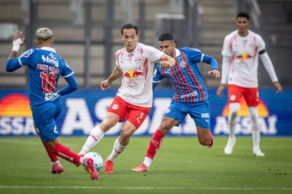 Em jogo de cinco gols, Bahia vence Bragantino pelo Campeonato Brasileiro