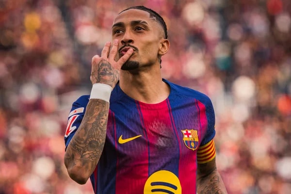 Raphinha será capitão do Barcelona na temporada, diz jornal