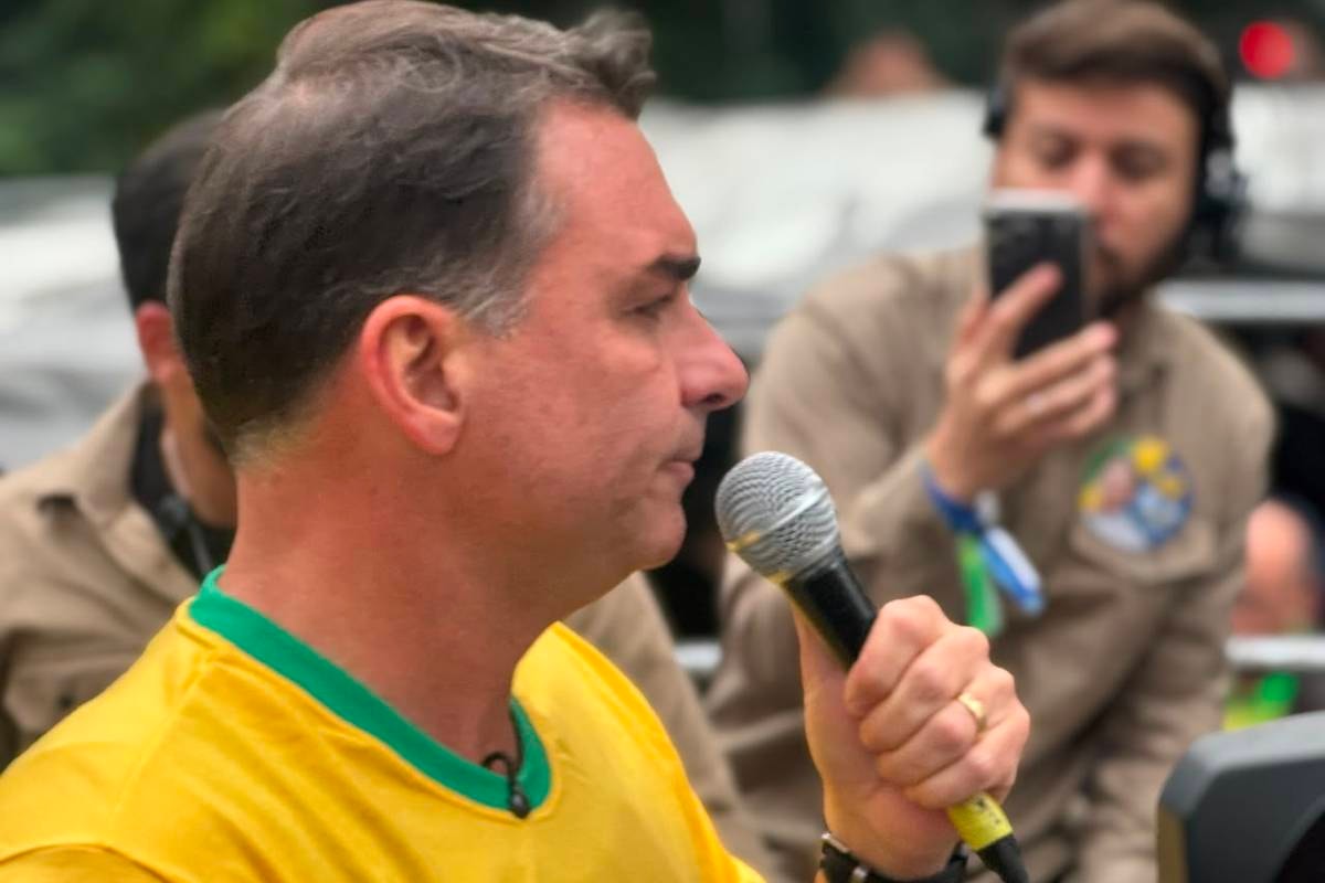 Flávio acusa Dino de agir politicamente e nega verba pública em Dark Horse