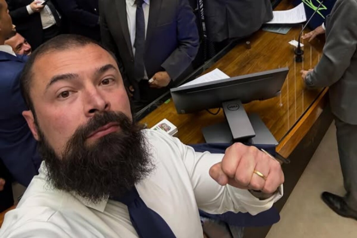 Deputado da bancada da bala confronta motoqueiro: “Quem é vagabundo?”