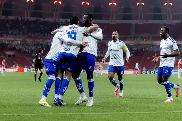 Cruzeiro vence Internacional e sobe na tabela do Campeonato Brasileiro